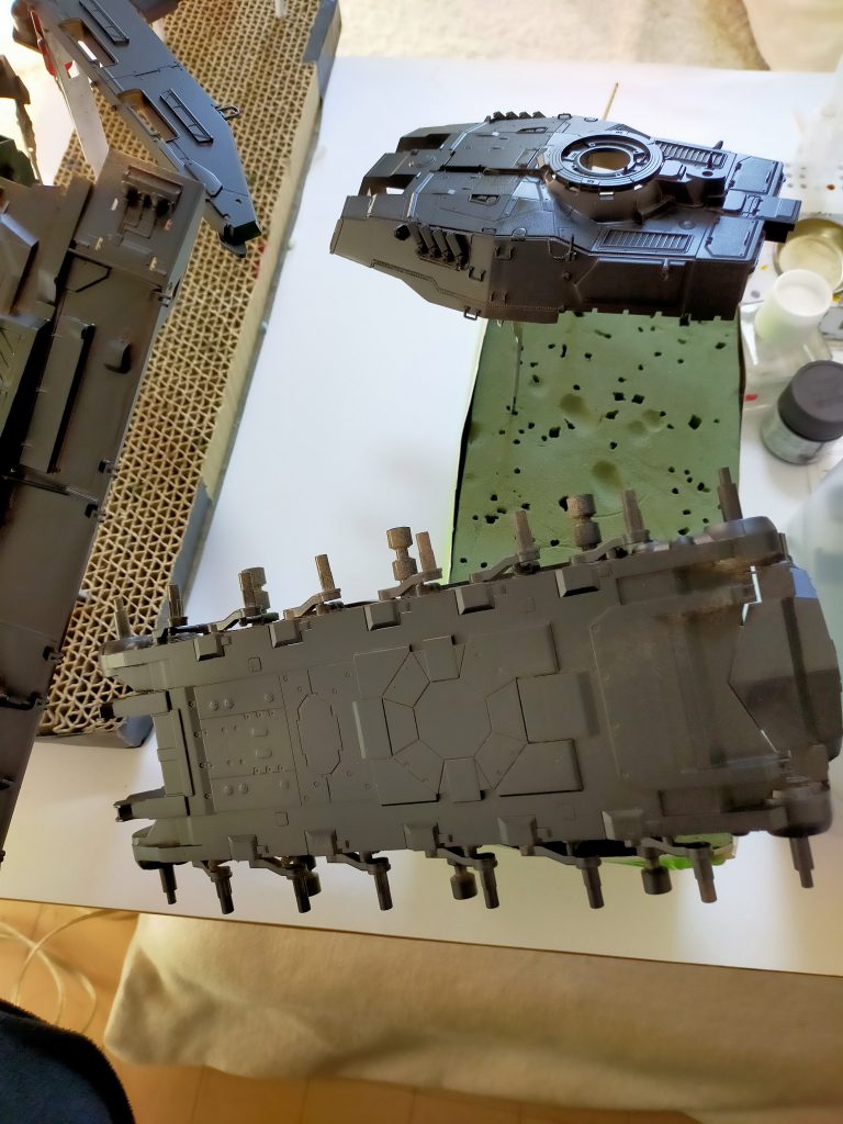 塗装工程。下地は水性黒サフ、その上にラッカー塗装のブラック。写真は黒サフを塗布した後の物です。