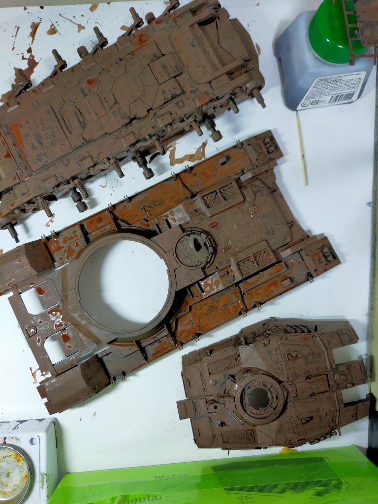 その後に全体にケープハードをスプー。その後にタミヤアクリルを水で希釈しブラウン→ウッドブラウンを塗布。乾いた後にエッジ部分を楊子でこすりアクリル塗装だけを剥がし、無光沢のトップコート。ウェザリングカラーブラウンとブラックでスミ入れとウェザリングを重ねてます。