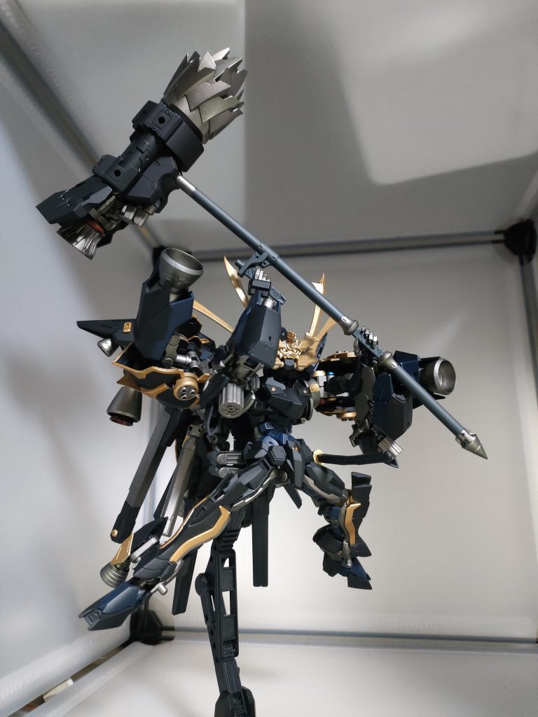 大槌｢剔抉之槌｣剔抉の言葉通り、掘削ドリルのような打突部をハンマー部後端のブースターにより相手に押し付け相手の装甲を抉り取るような攻撃が可能。