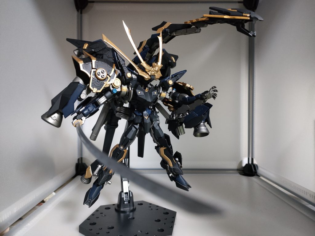 背中からは龍を象ったサブアームが伸び、面積も広いのでシールドとしても使用可能。