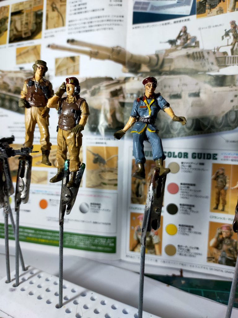 フィギュアの皆様。塗装は基本タミヤアクリルカラーです。