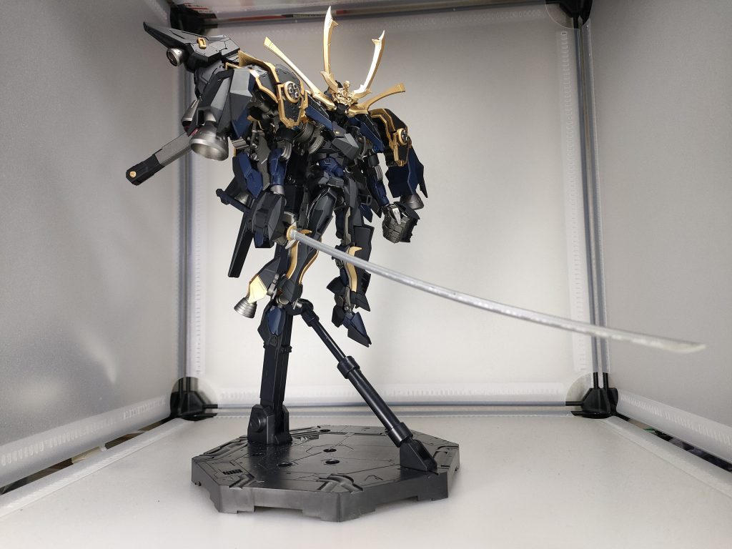 長刀｢神斬(カミキリ)｣機体全高を遥かに超える長刀。私の妄想の中では斬れないものは無いです←