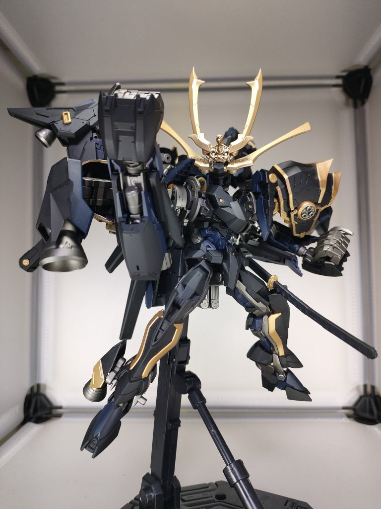 腕は30MMのスピナティオの腕にパワーシリンダーや装甲を装着したものを移植。ブースターを各所に配置し重力下での飛行も可能。