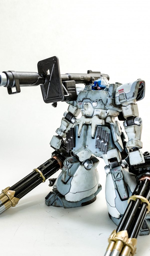 ガトリングで両手が埋まってしまったのでバズーカを肩にマウント。そのまま撃てるようにしてみました。