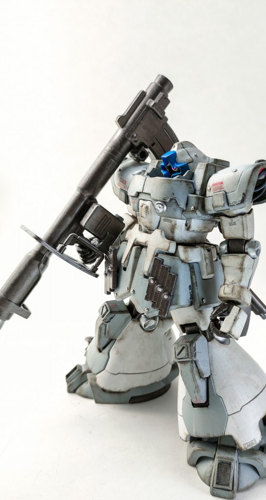 ドム・ポラールでした。ドム・トローペンのトローペン部分が英語でトロピカルだと聞いて「なんかマヌケだなあ」と感じたため熱帯から寒冷地に転属させました。北米ジオン撤退戦の殿を務めた新鋭機みたいな妄想設定。昼行灯の隊長が新兵みんな逃して残った武装全部積み込んで特攻を仕掛ける、みたいなシチュエーションです。浪花節だよ人生は。以上です。最後までご覧頂きありがとうございました。良ければ過去作も見てやってください。