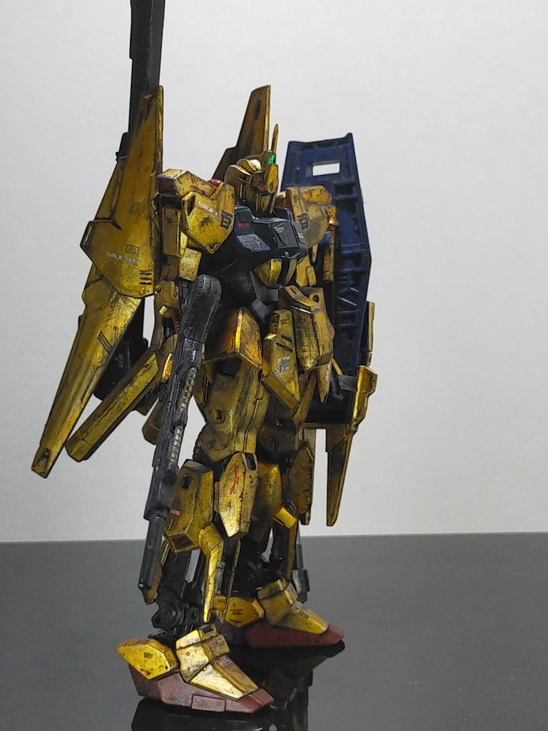 背中にはプロペタントタンクを付けて航続距離も延長。少し分かりにくいですが腰に装着してあったサーベルは盾に装着可能にしてます。