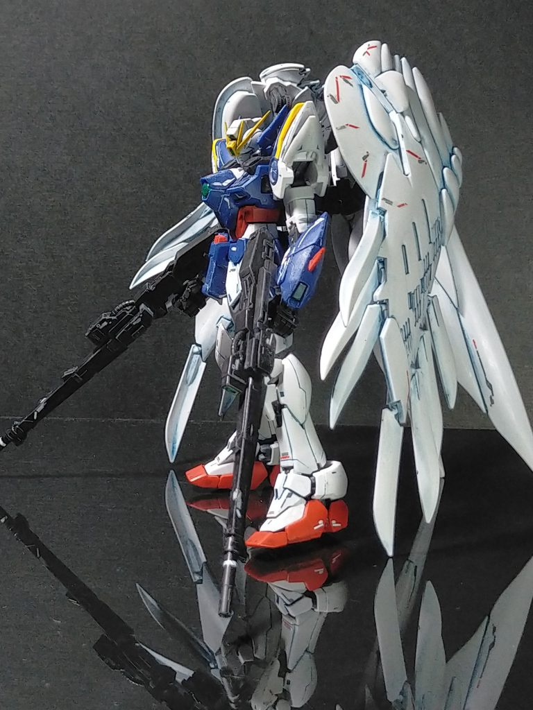 無光沢のトップコートを塗装→ウエザリングカラーのブルーで羽と白い部分のスミ入れと拭き取り→ウエザリングカラーマルチホワイトでキットの青の部分にスミ入れと拭き取り→水転写デカール→エッジ部分にはホワイトのパステルカラー→無光沢トップコートで保護してます。