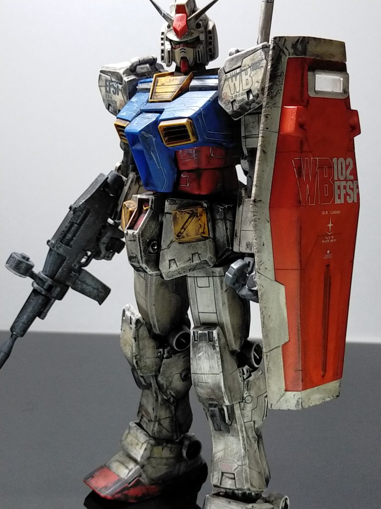 しかしこの顔は私のガンダムでは無い。と作りながら思い始め思考錯誤の上、リサイクルショップでガンダムヘッドを見つけこれならと思いプチ改造。