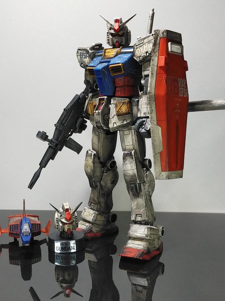 こちらは別売りのガンダムヘッド。どちらがお好きですか?