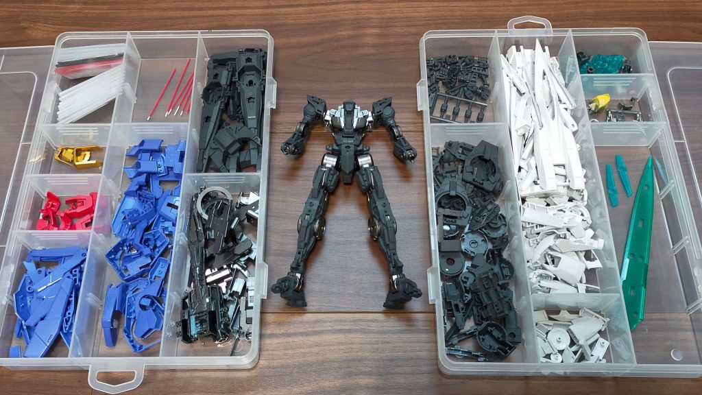 作成途中、基本塗装を終えたところです。フレームはメカサフスーパーヘビィとスターブライトアイアンで質感変化を付けました。ところどころ露出した部分がメタルビルドのダイキャストみたいに見えるといいなぁと。思惑通りに決まってくれて満足です。