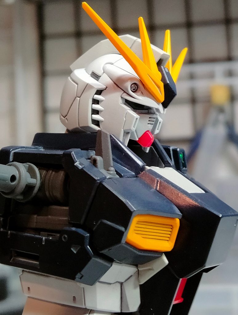 ちょっと小顔感のあるνガンフェイス頭部側の首ボールジョイントを1mm程度短縮して頭部を胴体側に引き寄せました隙間が無くなったことで顔はそのままでも幾分小顔感が薄まったような気がします