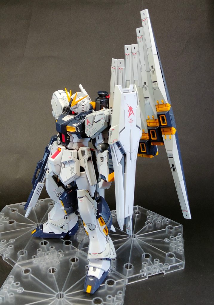 カラーパターンはRGνガンダムを参考に塗装直前に2色だと思っていた白が3色であることが発覚大急ぎで白を調色