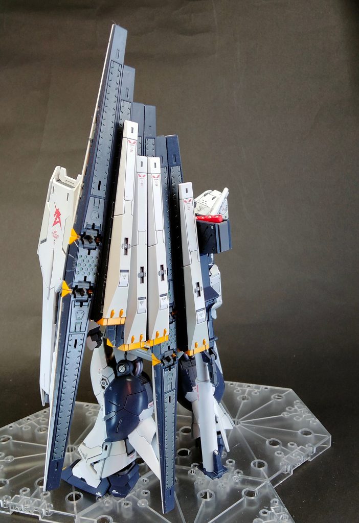 ファンネルはガンメタで部分塗装し蛍光グリーンで墨入れ