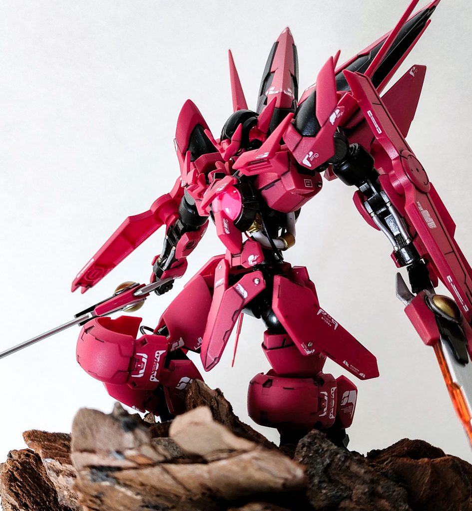 武装は大剣二刀流のみです。制作テーマを「エ○デン○ングで感じた恐怖をガンプラで表現する」と決めていたのでこの構成になりました。重装した大剣二刀流騎士がワープさながらの高速ステップで迫りくる様は、まさしく恐怖の体現者だと思います。ちなみに私は魔術師ビルドです。ラニちゃんが好きなので。