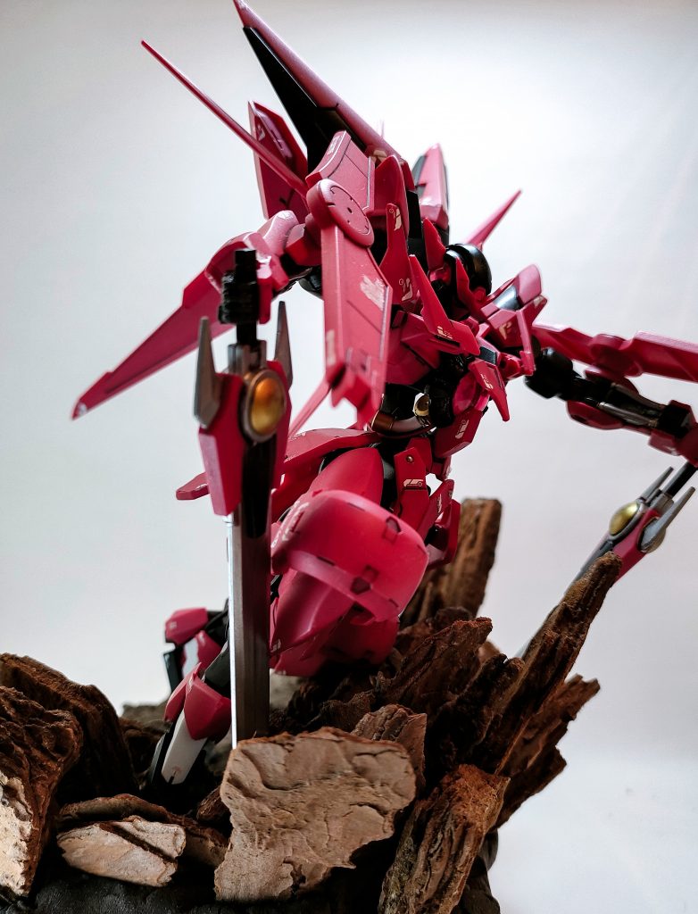 ポーズを取らせたくてまだ本体を台座に固定していませんが、破損が怖いのでサムネの位置で下半身だけ固定する予定です。ヴィネットを作るきっかけになったのは色々ありますが、一番は先日行われたGBSコンです。私の作品だけ台座と写真が異様に稚拙でした。本体はアイデア勝ちみたいなところがあったのですが、それ以外の要素があまりにもお粗末でひどく惨めな思いをしました。とあるモデラーが「プラモの台座は絵の額縁みたいなもの」と言っていた通り、台座はあると無いとでは出来栄えが大きく違ってくると思います。今後は可能な限り台座も作っていきたいと思います。今回は初めてと言うこともありかなり反省点が多かったので、次回に活かしたいと思いました。では最後までご覧頂きありがとうございました。良ければ過去作も見てやってください。末筆ながら、ガンスタ5周年おめでとうございます。今後ともよろしくお願いします。