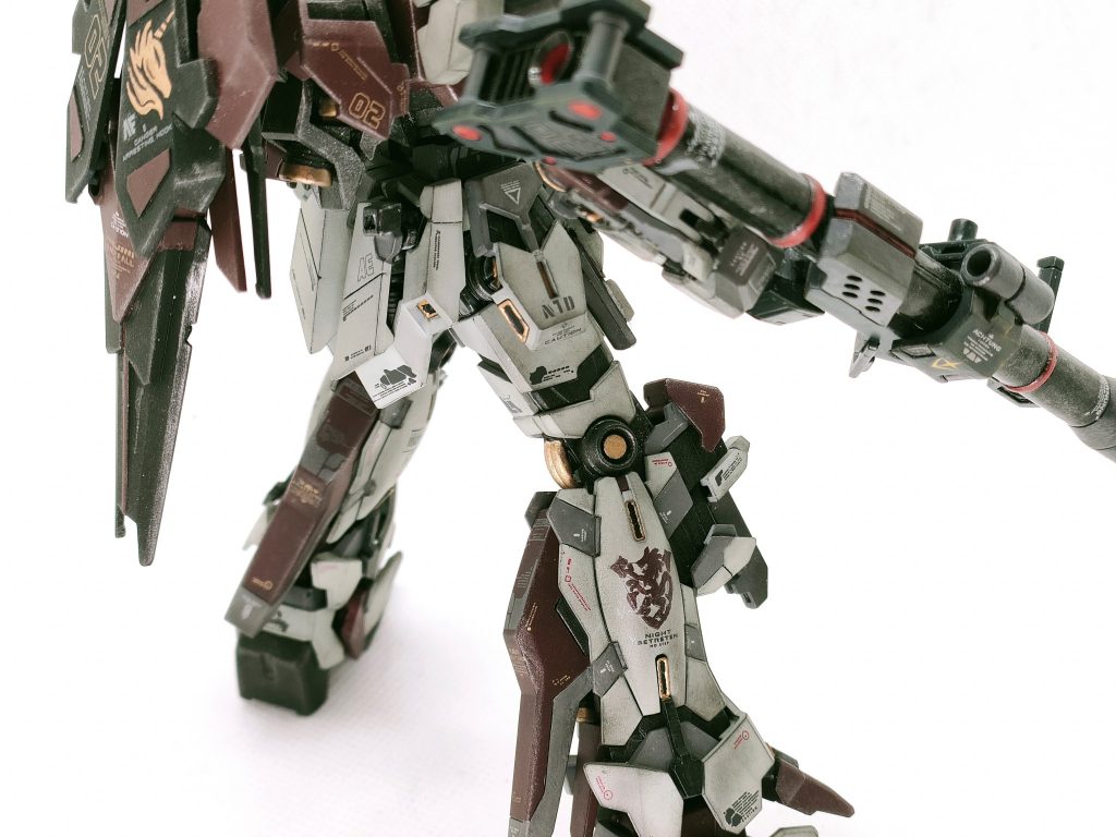 シールドに一角獣、右足に獅子を筆書き。