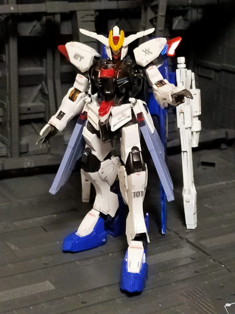 上海フリーダムのポーズ。フリーダム等のRGデカールを使用してディテールをアップしている。