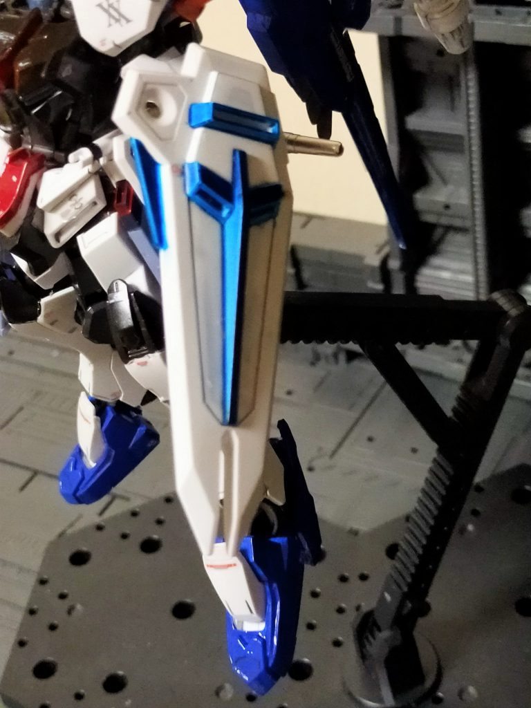 シールドはバエルないしギャラルホルンをイメージしてカラーリング。