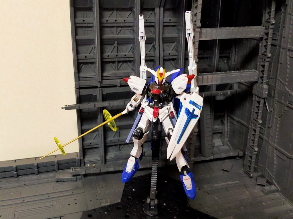 ビームサーベルは演出上バエルソードをイメージしてカラーリング。サークルエフェクトでこれまでのビームサーベルとは異質感を演出。(ナノラミネートアーマーを溶断する代物かもしれない。)