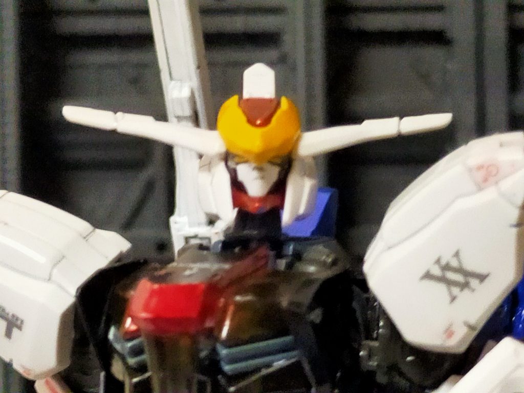 今作のバエルの特徴としてカメラアイをイエローにチークを黒、マスクにへの字スリットを増設して差別化した。(何だかバルバトスに似てきた)