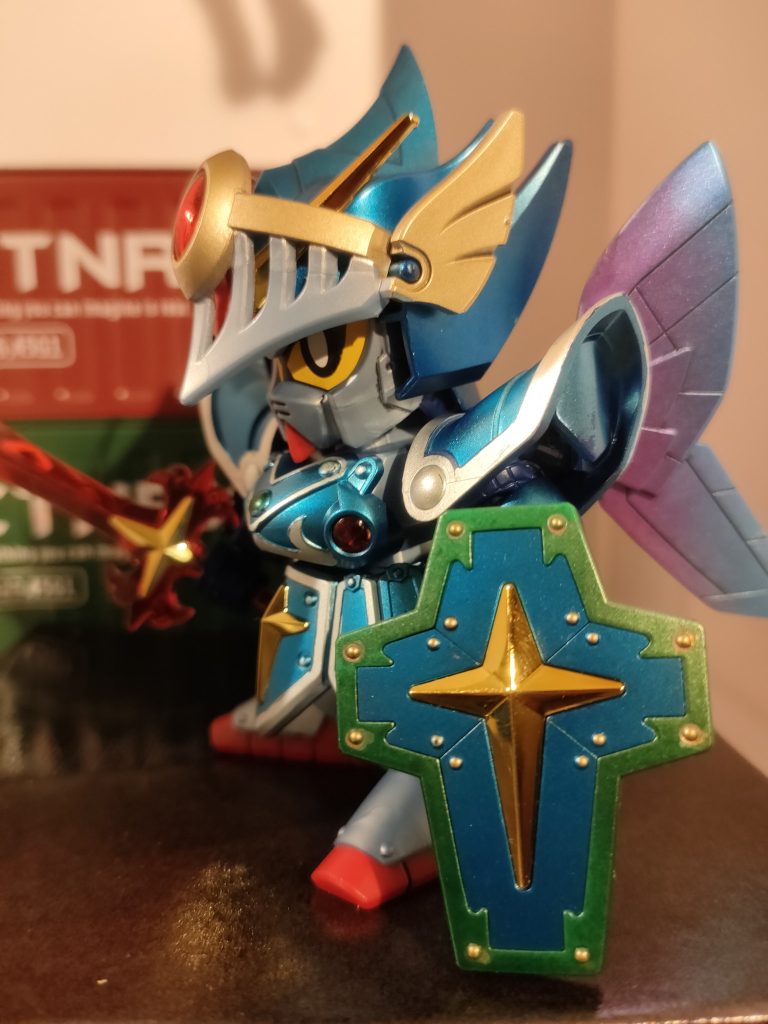 羽根はメタリックピンクとコスモメタブルーのグラデーション塗装。盾や鎧のネジ的なものはメタリックゴールドで。