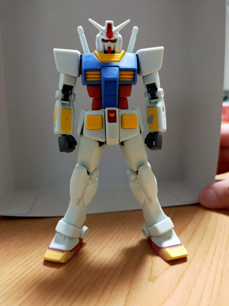 腕部ー肩アーマー上方をカットしてプラ版を貼り平に。腹部ー赤い腹部をヤスってウエストを絞ってます。脚部ー股関節ボールジョイントの付根から片方1.2ミリプラ版で幅増し。つま先をパテ盛りで形状変更。パテ盛り整形は難しいですね…