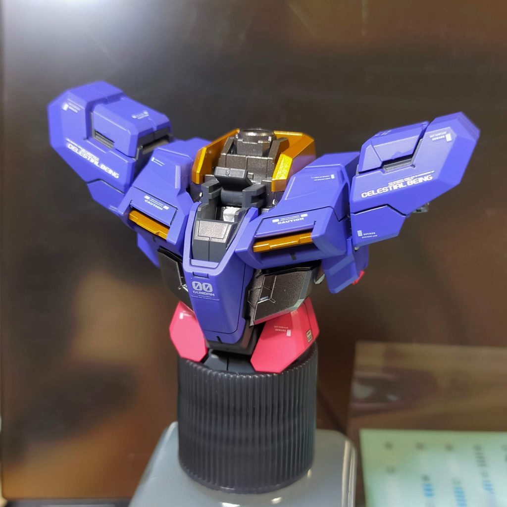 こだわりどころの外装ブルーは、最初バーチャロンカラーのブライトロイヤルブルーを瓶生で吹いたら思いのほか明るすぎて、結局手持ちのコバルトバイオレットや蛍光ピンクを調色していい塩梅の紫がかった青に辿り着きました。