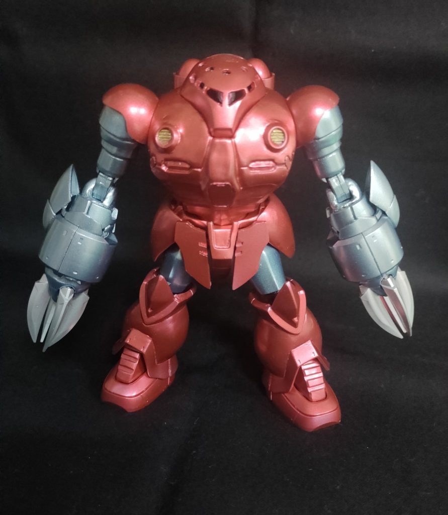 ベースはHGズゴックを使用、腕はゴッグと爪が4本なのでRGズゴック、胸の丸いダクトもRGから、肩アーマーは1/100旧キットのガンキャノンから、脚はモモの形からグフをベースに使用、足はグフの足が小さいので、オリジンシャアザクを使いました。他は絵を参考に頭や胸の形状など各部を自作。色分けは安彦良和オリジン展の図録を参考にしました