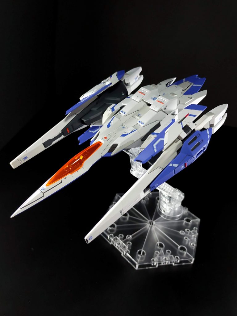 オーライザー。てっきりオレンジのバイザー部分がコックピットかと思いきや違うんですね…！沙慈くんはもっと機体中央部分に乗ってました。このオーライザー、配色もクールですがシルエットが超カッコいいですよね。しかも合体時に折れ曲がるっていうのがまたいい。