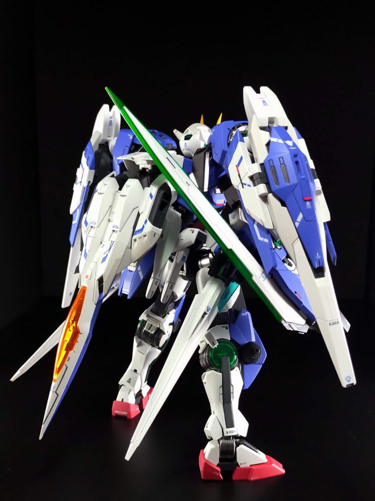 そして合体後のダブルオーライザー。横幅がすごいｗ後ろから見てもメカメカしくボリューム満点で見ていて飽きないですね。関節が固めで、これだけ背負っていても自立できるのが素晴らしいです。