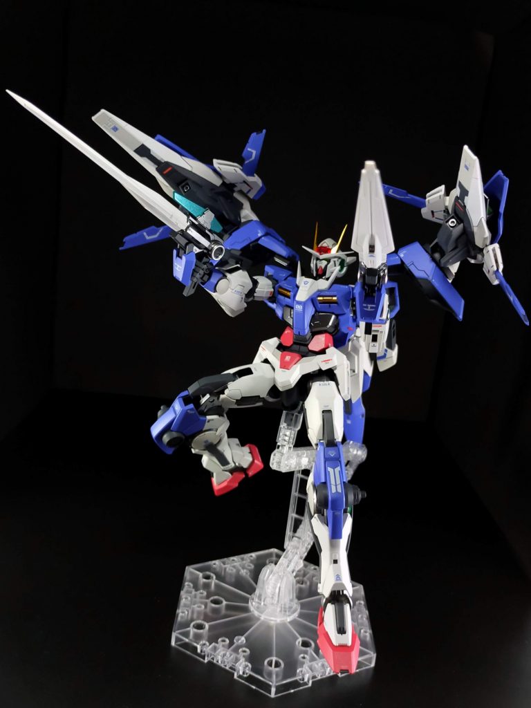 アクションポーズを何枚か。オーライザーのバインダーの向きが自由に変えられるので躍動感のあるポージングができます。GNソードIIもなかなかの長物ですが、腕にがっちりマウントできるのでグラつくこともないです。