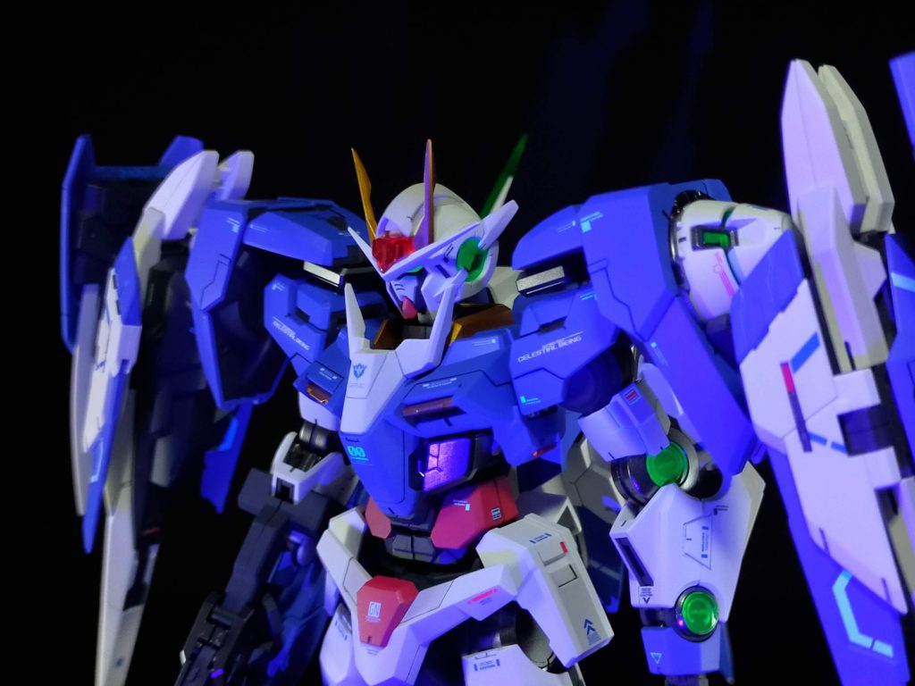 今回はクリアパーツに蛍光塗料を使ってブラックライトで光るようにしてみました。ツインアイもシルバー下地に蛍光イエローグリーンで塗装しましたが、素の状態だとあまり目立たず。白下地の方が良かったですね。