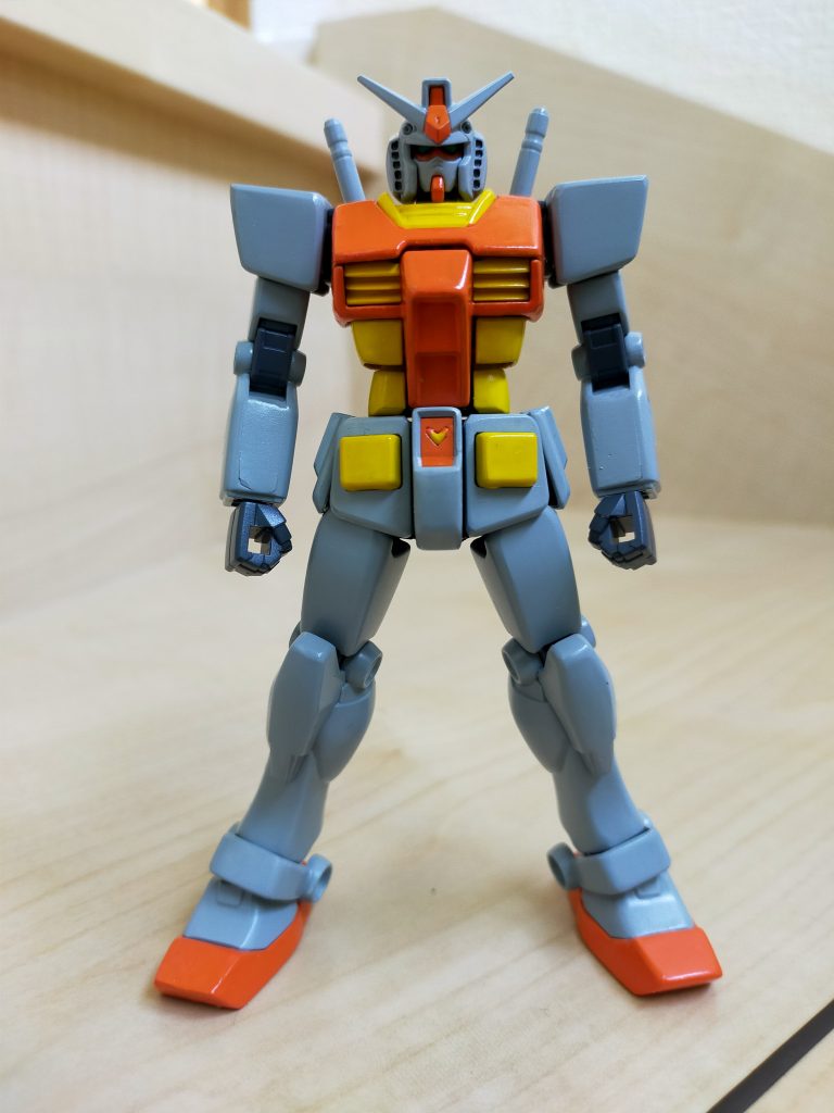 　全体のモールドと段差をなるべくなくしてエッジもなくしてみました。　前腕の段差埋めのパテがヒケて割れてしまいました。