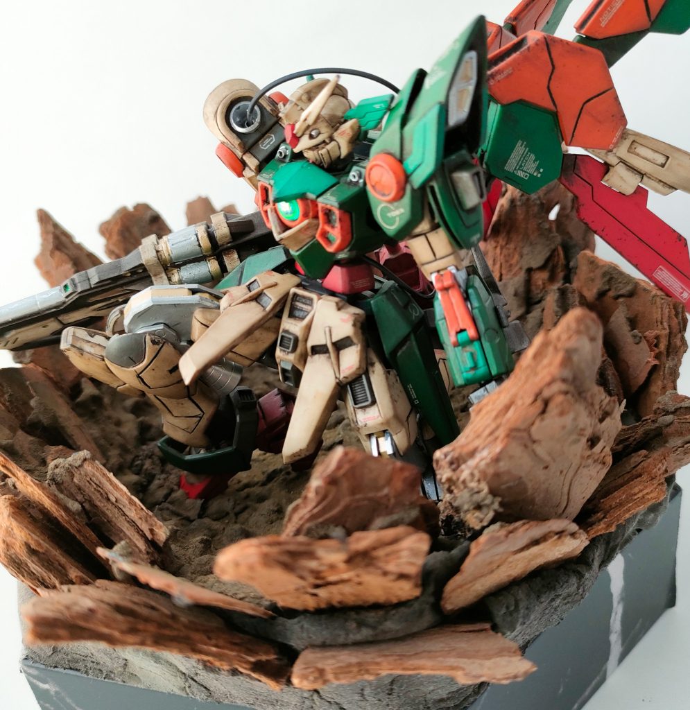 水性ホビーカラーの筆塗りで全塗装しています。シルバーとゴールドはエナメルです。