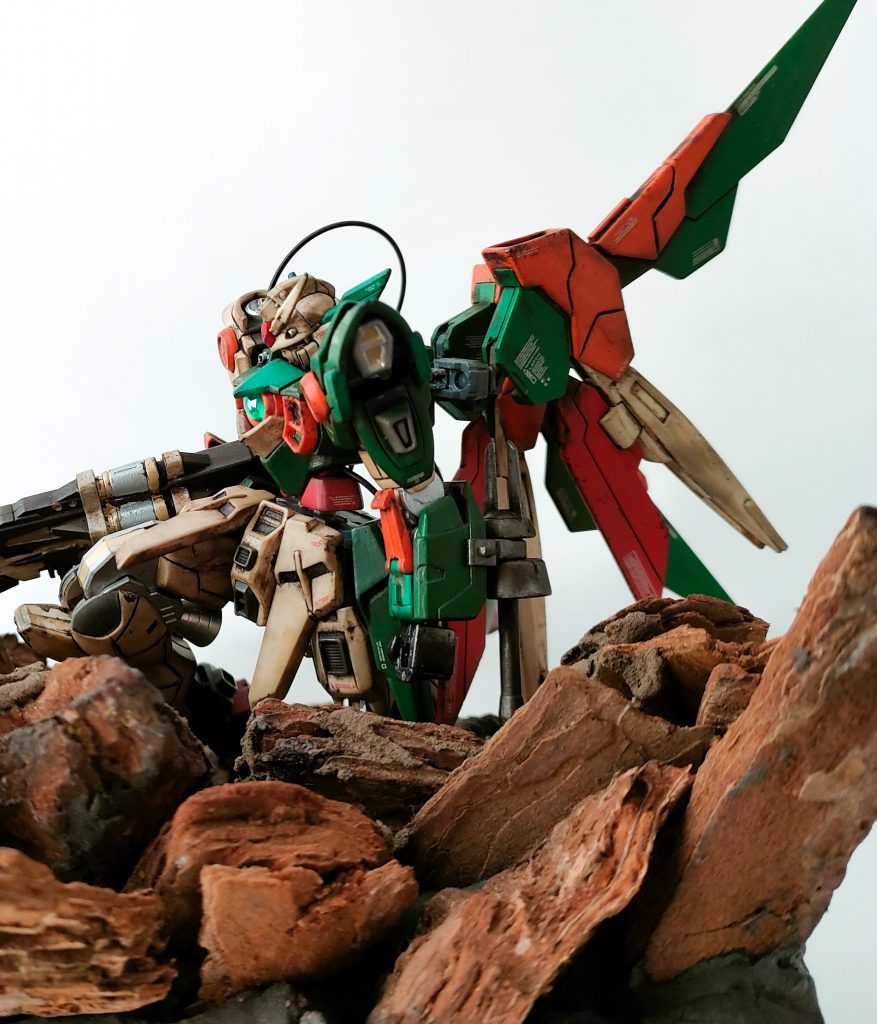 HGウイングガンダムフェニーチェをHGガンダムフェニーチェリナーシタとミキシング、ウェザリング&ヴィネット仕上げにしました。