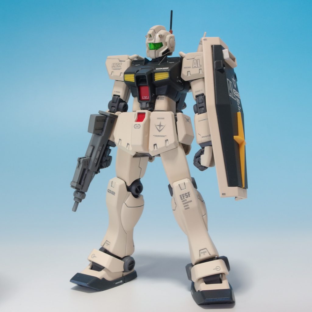 マシンガンとシールドを持たせて。ザクのキットのように予備マガジンがついてくるとうれしいのですが。