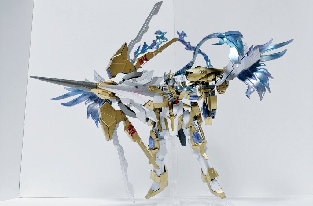 アイグローリア・アルカースアルクス（弓）　カースス（滅び）MODE:イカロスのみ使用できるアイグローリアが変形した巨大な弓。　高出力エネルギーを収束させ放つ一撃は母艦主砲級の威力をもつ。