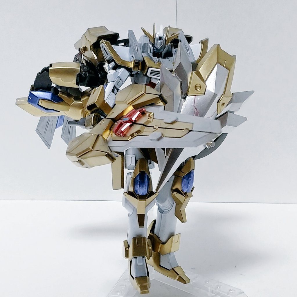 大盾:ウォルントゥムウォルンタース（意志）　アルゲントゥム（銀）　　衝撃やビームを受け流し本体の身を守る大盾。　　フォルティアウルムと併用すれば最大級の攻撃と防御を兼ね備える。