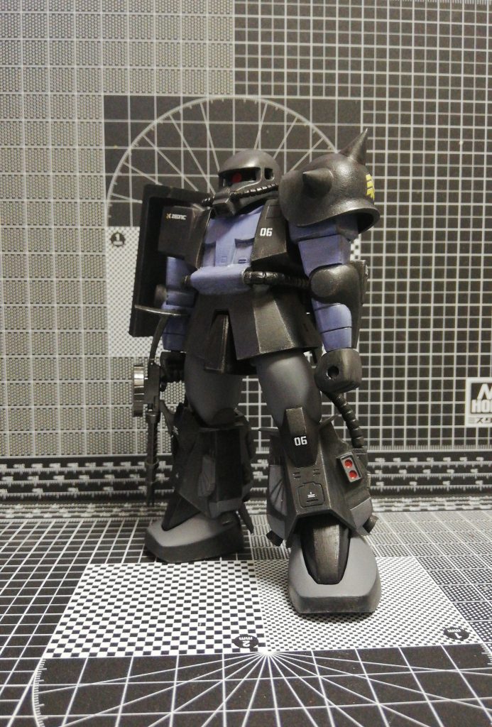 カラーは水性ホビーカラーのブラック、胸はすみれ色だったような…あとはタミヤのラバーブラック、ダークグレイなどを使いました。水転写デカールは付属のものはお湯に30分以上浸けてようやく取れました笑