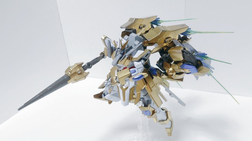 槍:アセロコンセンスアセロ（鋼）　コンセンスス（調和）　　四門のビームバルカンを搭載した実体槍　槍の先にエネルギーを練ることで強力なビームを発射、MODE:アキレウスの加速に乗せた突貫は強固な装甲をも貫く。