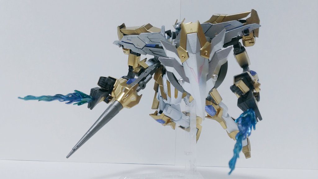 MODE:ギガス堅牢な鎧を纏い金色の剛腕を持つMODE:アキレウスと対を為す剛力の形態　MODE:アキレウスとは違い、技ではなく威力に重きを置いている。　フォルティアウルムでの叩き切るような攻撃はノックバック必至である。　両手がビームガンを搭載しておりビーム刃を形成可能。