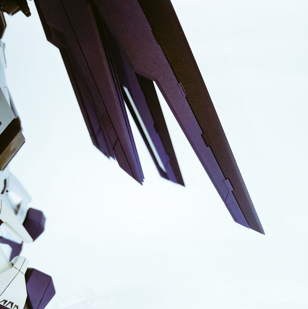 加工ポイント②ウィング先端のシャープ化特にダークブルーとブルーのパーツ噛み合せるところはツライチにしてあげると一体感出るのでおすすめ