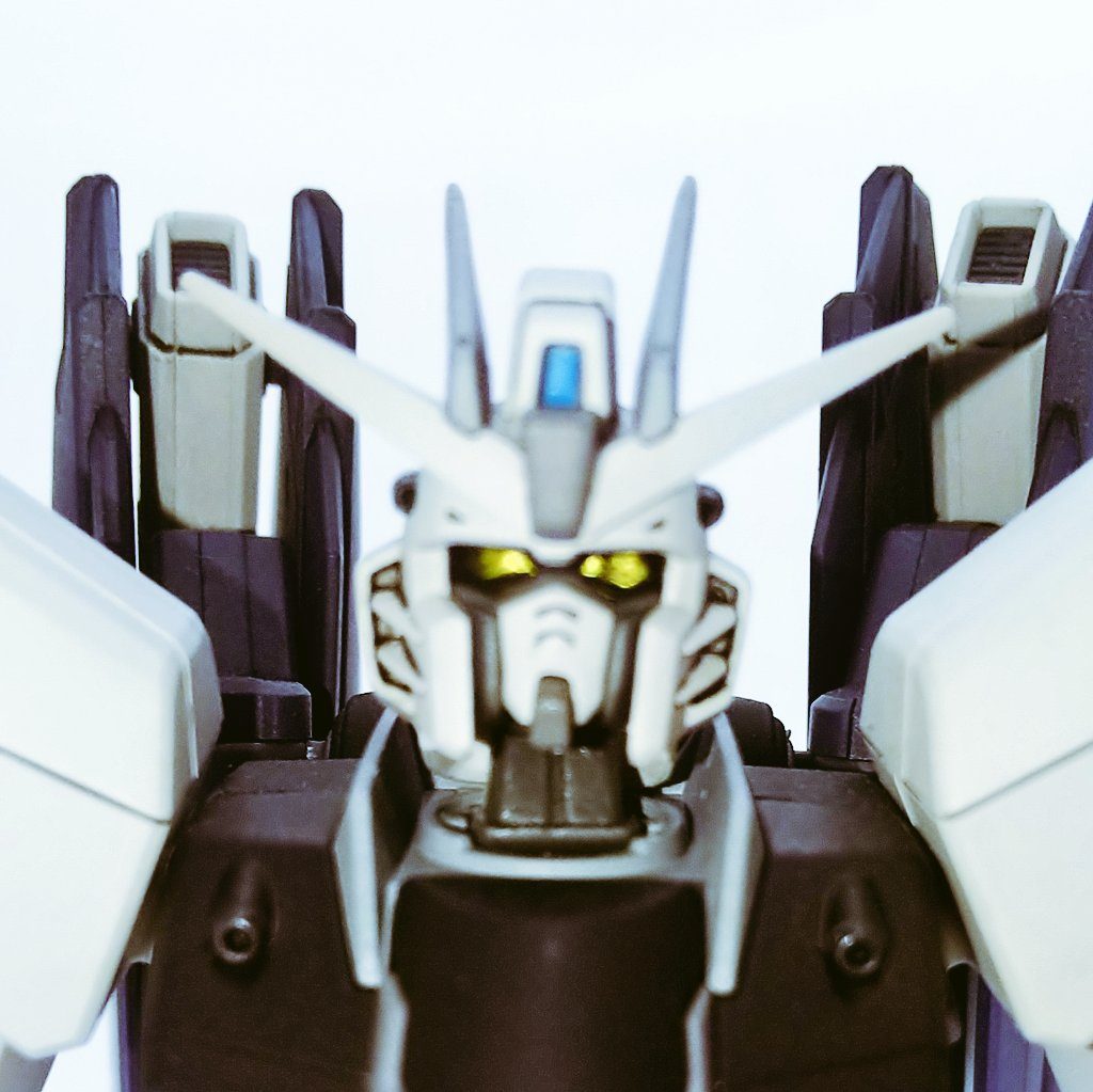 加工ポイント①・アンテナシャープ化・フェイス横の板削り込み目は起動してない状態イメージでクリアイエローのパーツのまま裏側メッキシルバーで塗装