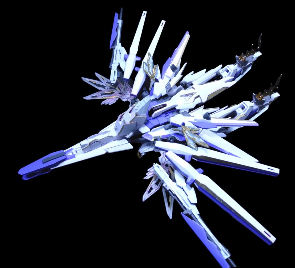 飛行形態可変ギミックはほぼ原作通りなのですが、各部の形状が大きく変わったので、シルエットもガラリと変わりました。