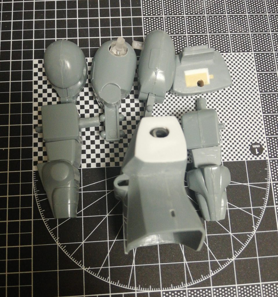 胸をハの字にしてポリキャップ接続にしたり、足首をボールジョイントにしたりもしました。