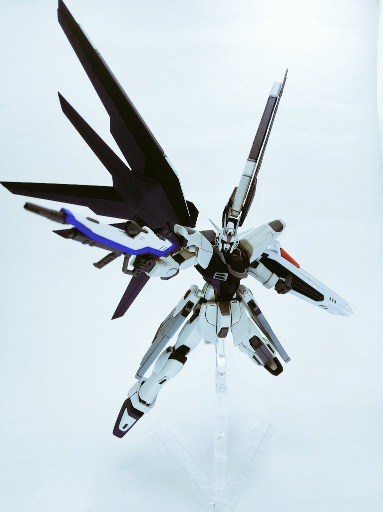 SEED撃ちっぽくライフルと盾はPS装甲では無いので成型色のまま色が足りないところ部分塗装です