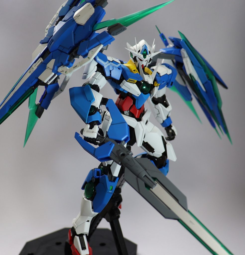 GNソードを構えて。ソードの真ん中部分もクリアグリーンというのは自分の中で違和感があったのでシルバーで塗装をしています。フレームはメタリックブラック、武装は軍艦色です。