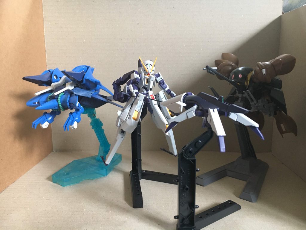 シールド、ビーム砲、ヒートブレードが一体化した武装はクローアームにも変形！