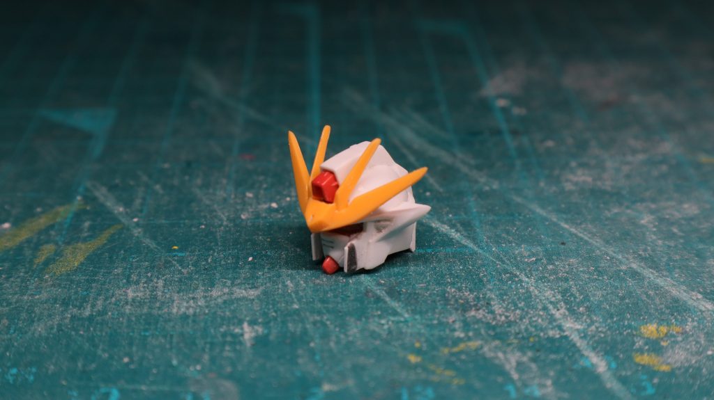 顔はフェイスガードを延長、耳部分も延長して尖らせました。