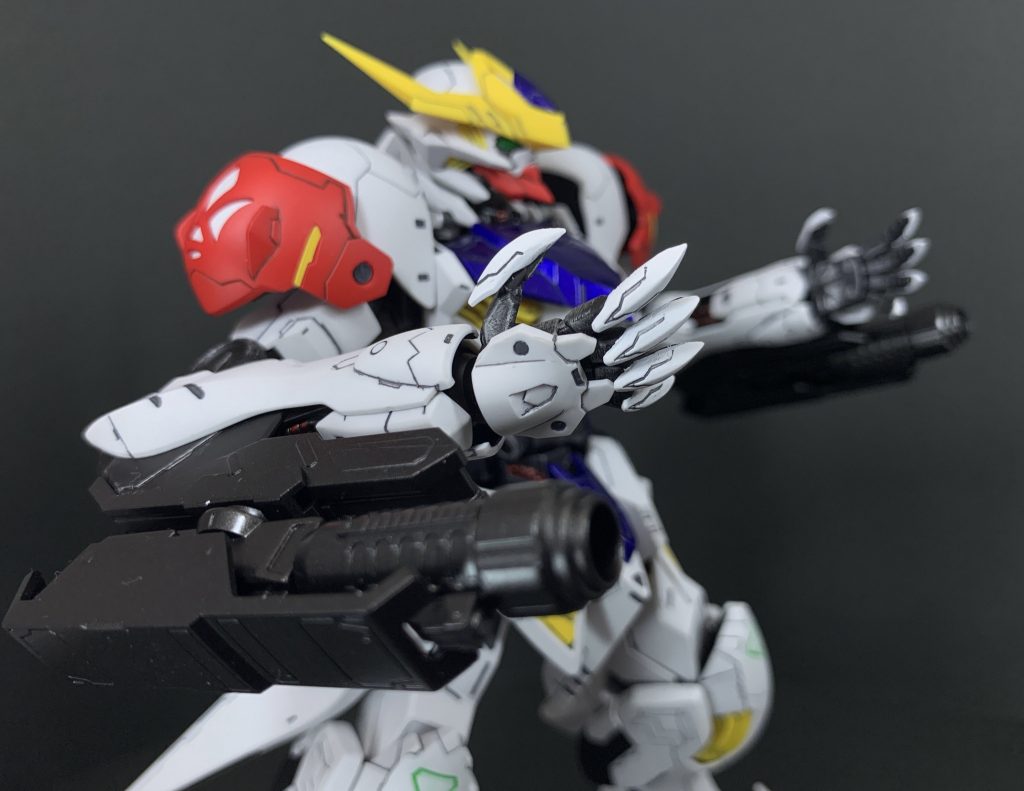 HGルプスレクスからハンドパーツを移植したり、腕部キャノン砲を自作したり。